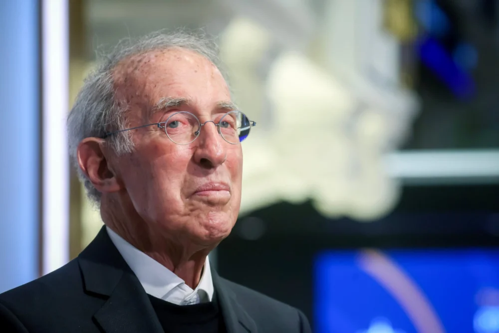 Beyond the Silicon Valley Bubble: Why Ron Baron is Betting on Undervalued Financial Data Giants and the Power of Management.