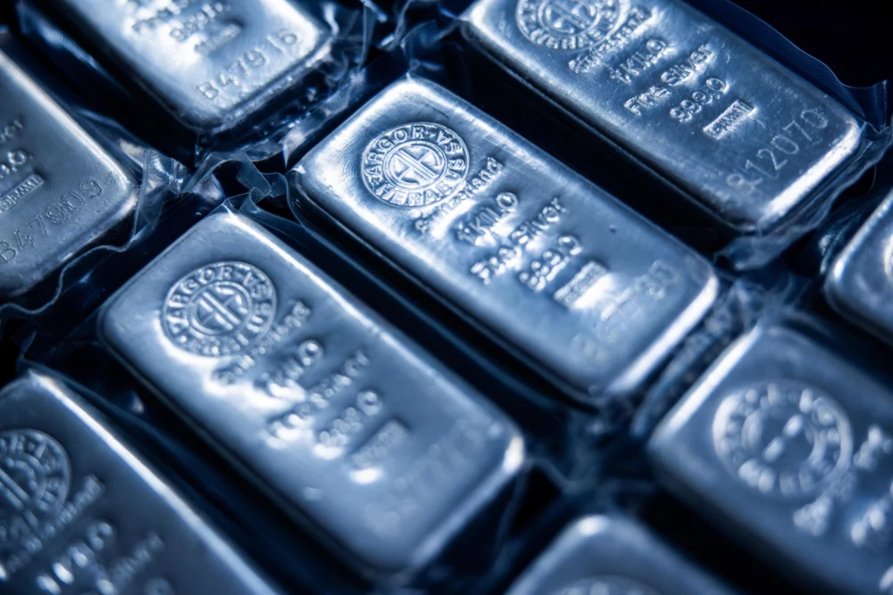Silver Surges Past Historic  Threshold Before Sudden Reversal Amid Volatile Global Markets