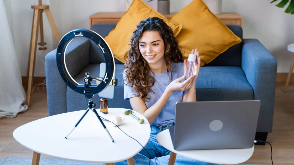 The Secondary Income Revolution: How Side Hustles are Reshaping the Global Labor Market and Modern Career Trajectories.