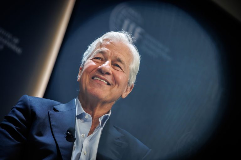 JPMorgan Chase Solidifies Dominance in Consumer Lending Through Strategic Acquisition of Apple’s Credit Card Portfolio.