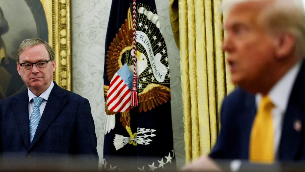 Strategic Shifts in Economic Leadership: Trump Signals Intent to Retain Kevin Hassett as a Central Pillar of White House Policy Operations.