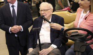 The Architect of Omaha Steps Aside: Warren Buffett Hands the Reins of Berkshire Hathaway to Greg Abel with a Century-Long Vision for Stability
