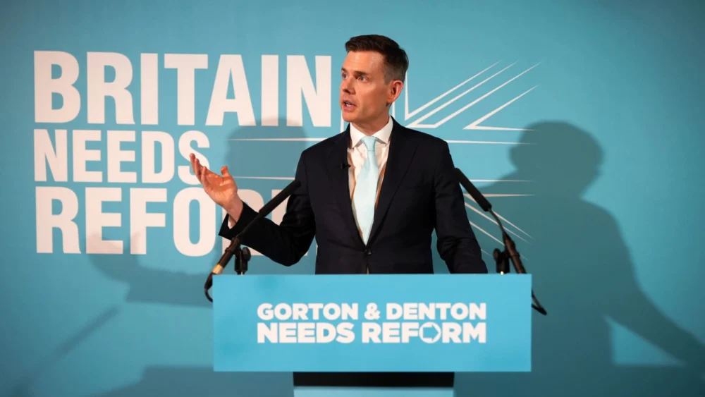 The Battle for the British Middle Ground: Starmer’s Critique of Populist Rhetoric Amidst a Shifting Economic Landscape.