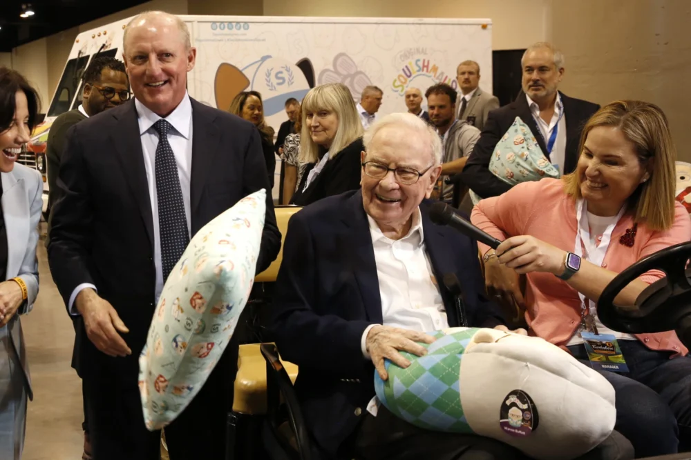 The Empty Thundering of the Great Elephant Hunt: Warren Buffett’s Final Search for Value in an Overheated Global Market.