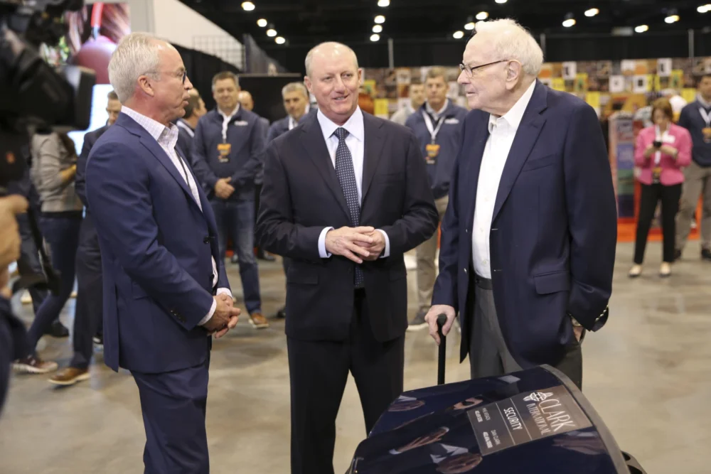 The Mathematical Miracle of Omaha: Analyzing the Six-Decade Evolution and Leadership Transition of Berkshire Hathaway.