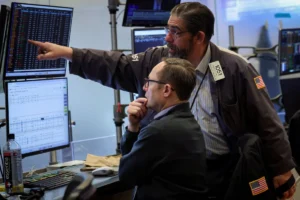 Global Equity Markets Pivot as UBS Downgrades U.S. Stocks Citing Valuation Strains and Currency Risks