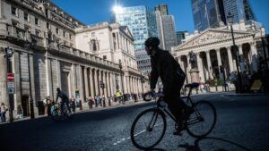 Britain’s Sovereign Debt Crisis: Surging Gilt Yields and the End of the Low-Interest Era