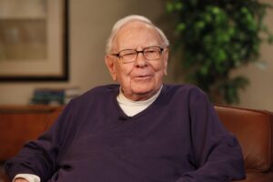 Buffett Reflects on Apple Divestment Strategy as Berkshire Hathaway Eyes Future Entry Points