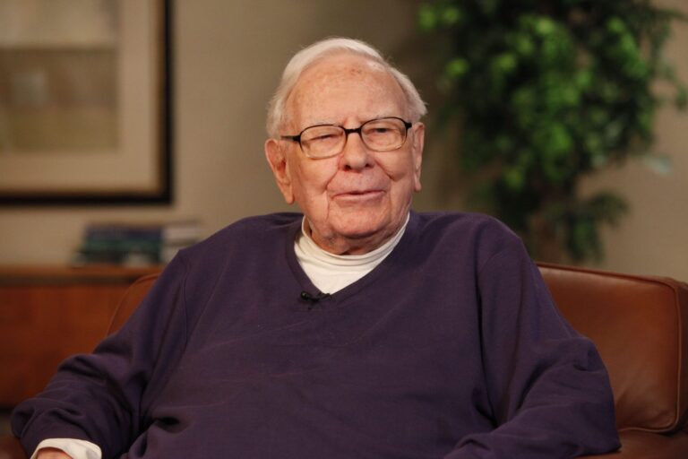 Buffett Reflects on Apple Divestment Strategy as Berkshire Hathaway Eyes Future Entry Points