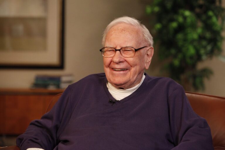 The Resilience of the Value Investing Paradigm: Warren Buffett Maintains Direct Oversight of Berkshire Hathaway’s Multi-Billion Dollar Portfolio.